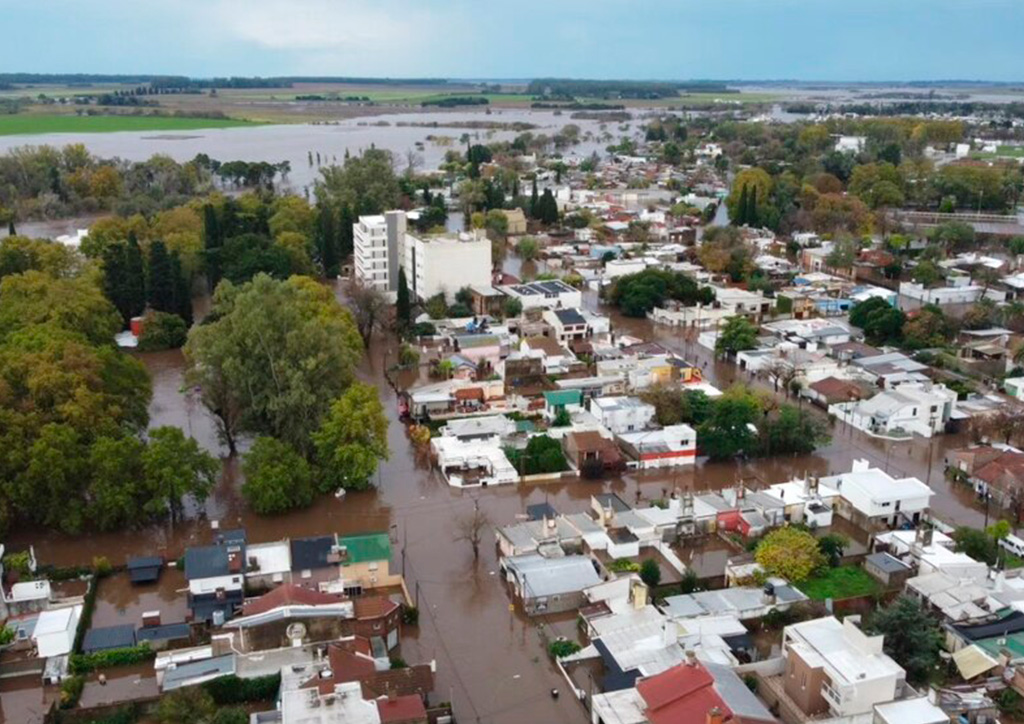 En este momento estás viendo Temporal en Buenos Aires: el agua comenzó a bajar en las zonas más afectadas, pero aún quedan casi 3.000 evacuados en 21 municipios