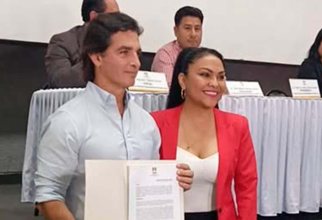 En este momento estás viendo «Mamen» Saavedra recibe la personería jurídica de su agrupación política: VOS y dice que postulará a la Alcaldía cruceña