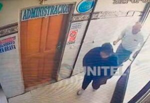 Recolectan cámaras del alojamiento en el que fueron hallados una mujer y un hombre sin vida