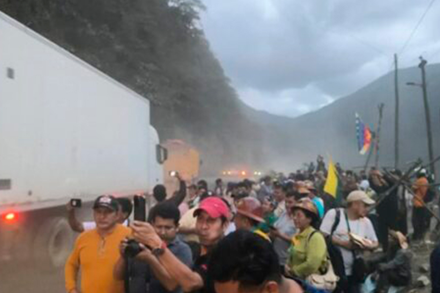 Cansados de la crisis, alcaldes del norte paceño desbloquean la carretera La Paz-Caranavi