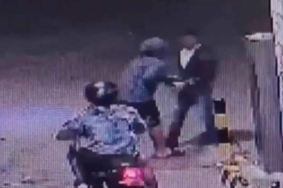 Imágenes muestran el violento atraco a un surtidor en Santa Cruz