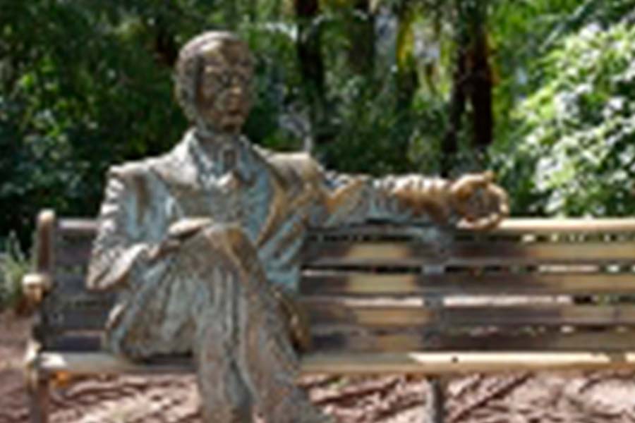 ¿Dónde está la estatua de Raúl Otero Reiche?
